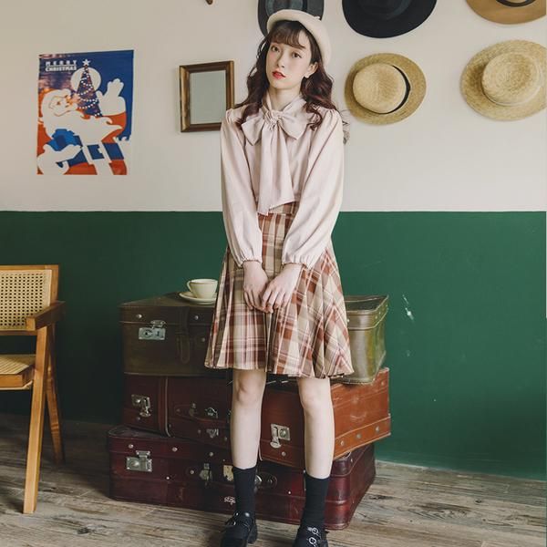 Manusmachina 夢みる恋物語リボンブラウス T Co Rev11yjs7s 愛らしい女性に演出してくれる可憐なブラウス 胸元のリボン装飾が気品を感じます 身につけると愛らしく 好感度の高いアイテムです 女の子らしさ全開の可憐な乙女になれる一枚