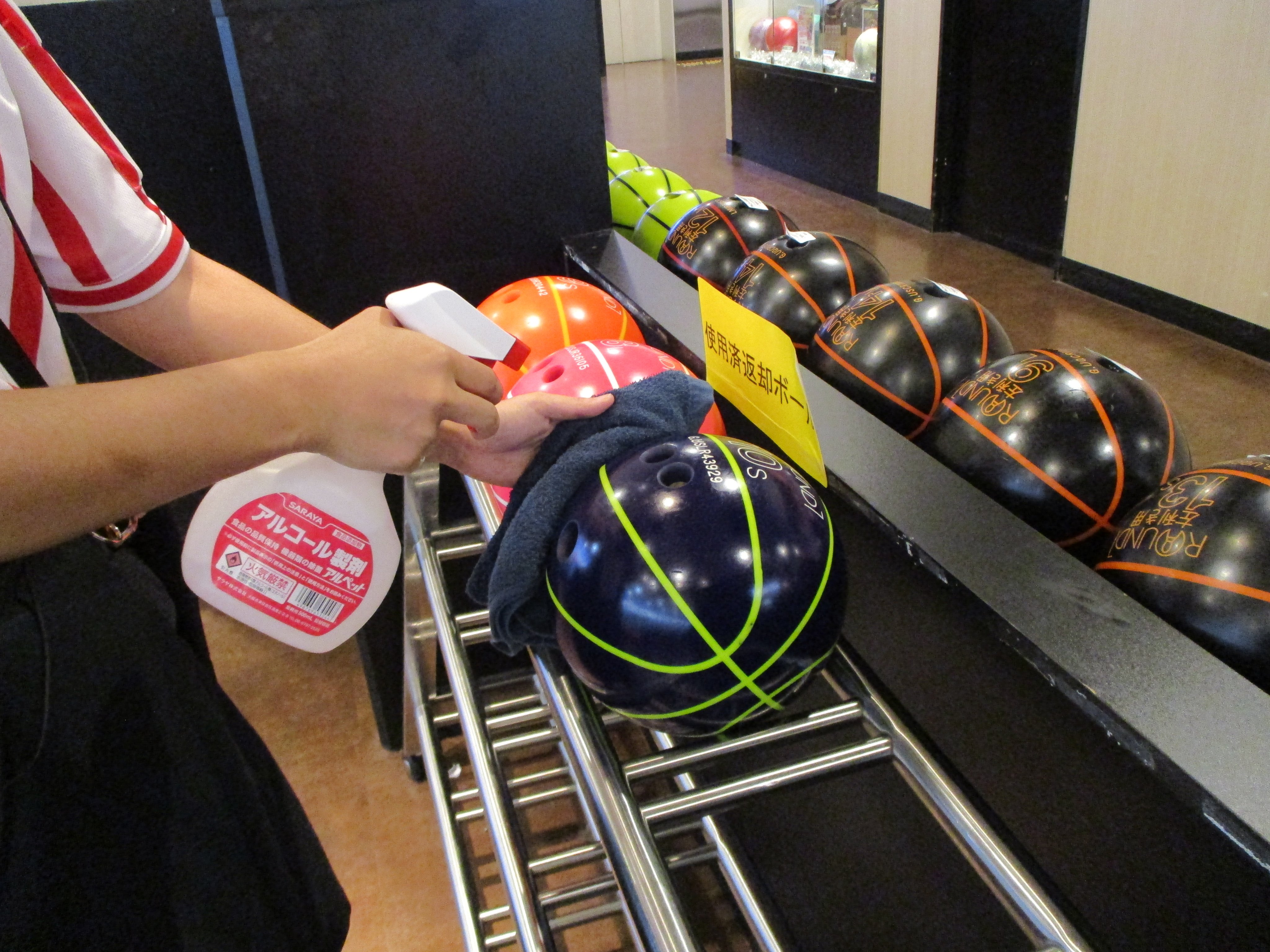 ラウンドワン草加店 No Twitter ボウリング情報 ラウンドワンではコロナ感染対策実施中 ハウスボールももちろん除菌しております シールが貼ってあるボールが除菌済みですので 安心してご利用下さい ラウンドワン ボウリング 草加店 T Co