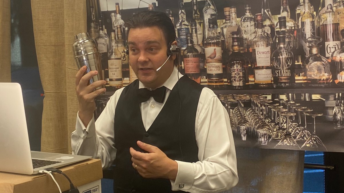 BestDinnerShow's tweet photo. Our online show performs at 3:30 and 6:30 p.m. PST this weekend. Will our friendly bartender see you?

Solve the crime starting at $19.95 at https://t.co/mwj8oyEelV https://t.co/53P0AmrK8N