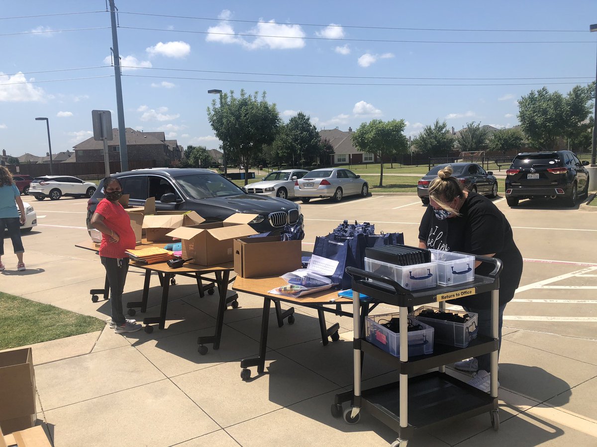 BeesonCounselor's tweet photo. Day 1 of  Student Materials Exchange was a success due to our awesome team at @PhillipsElem @PrideRidlehuber you are a rock star!! @friscoisd #StrongerTogether https://t.co/xYrifgPCCq