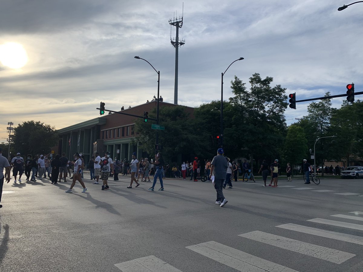 Here at 63/Loomis outside of the 7th District CPD headquarters in  #WestEnglewood. No sign of the car caravan and all surrounding streets are blocked off.  #ChicagoProtests