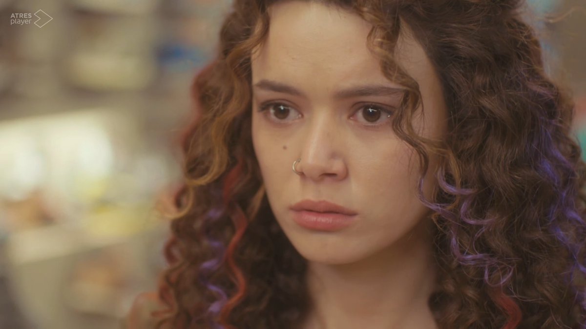 Anezka_Astora's tweet photo. La reacción de Sarp cuando Sirin dice que ha ido a su pueblo no es el de un tío que le haga gracia esa actitud ni quiera algo con ella.
Y la reaccion de ella hacia ese recuerdo es de frustración. Creo que nunca se salió con la suya. Son todo fantasías en su cabeza.
#Mujer8 #Kadin https://t.co/pJxAEy8qsN
