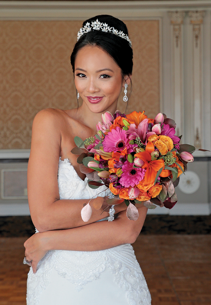 Loving this elegant, sophisticated, and dreamy look!👰 

manhattanbride.com/gowns/on-locat…