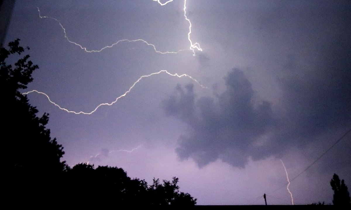 MeleeWilmslow's tweet photo. Thunderstorms and lightning no sleep tonight lol might aswell enjoy the lightshow #wilmslow #mobberley #cheshire @WilmslowWeather @wilmslowcouk https://t.co/KZB3jCE1gN