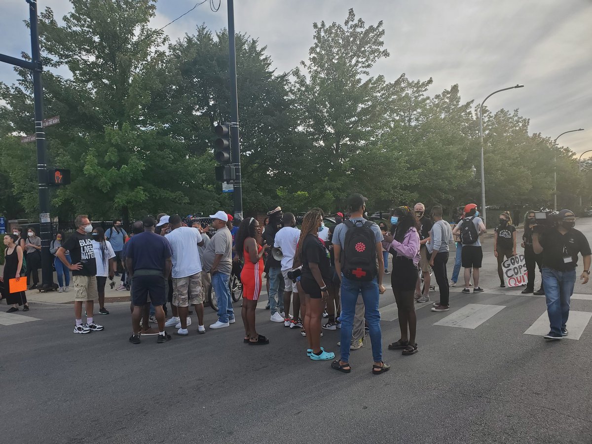 A good chunk of protesters have left. But others are coming in. Community members are continuing to ask folks to leave.  #Chicago  #ChicagoProtests