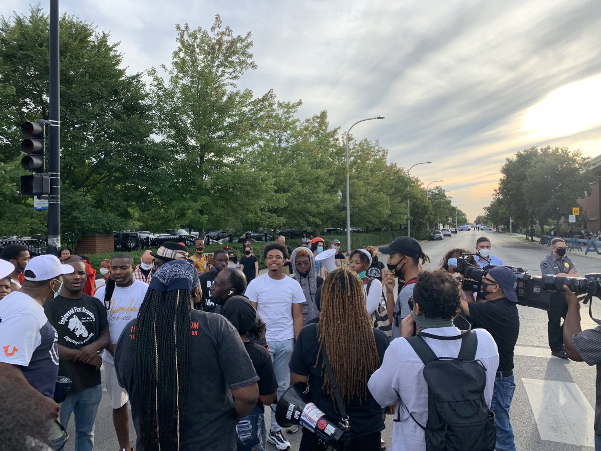 Young people have now taken over the protest, reigniting it with chants here in   #WestEnglewood.   #ChicagoProtests