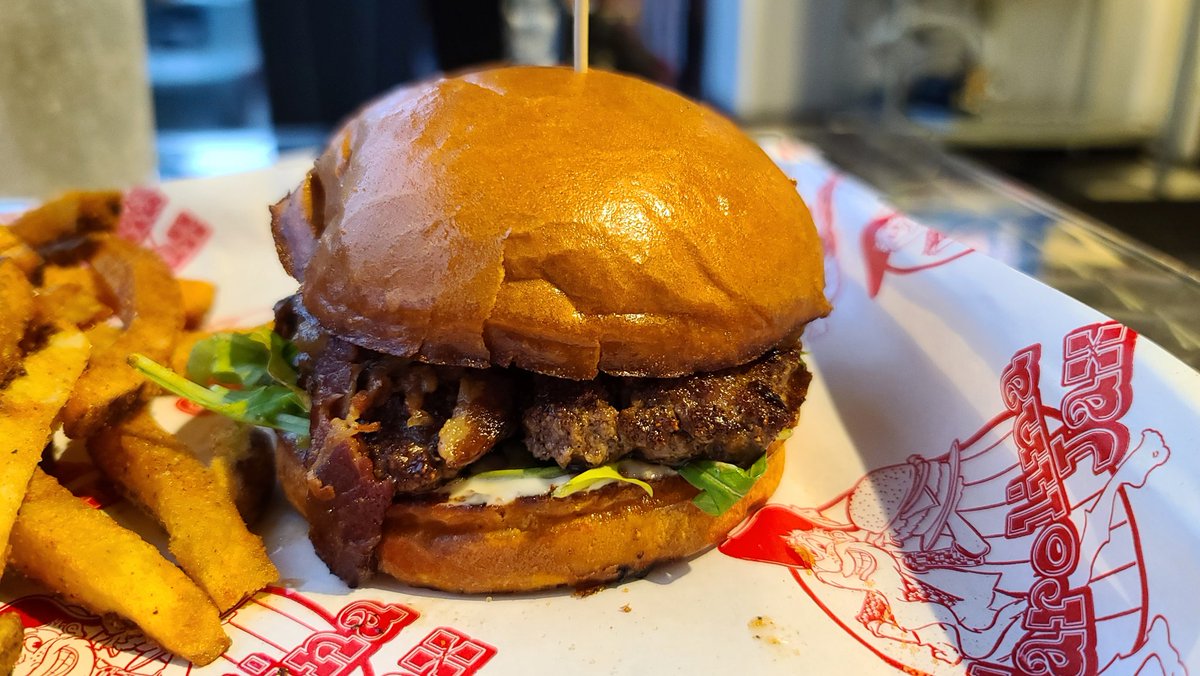 BigRichTMOJax's tweet photo. You know I've gotta represent at my Favorite Burger Spot in Jacksonville Florida #Carolinajax #904eats #yelpjax #JaxIsRad #TrustTheBigGuy #SmallBusinessSpotlight #LocalsFeedingLocals #IKnowJax #DevourJax #onlyinduval #stufftodoinjax #supportlocaljax #BigRichSentMe https://t.co/3yFrWEkAQX