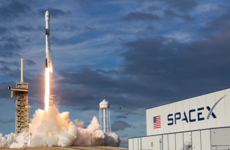 CommanderMLA's tweet image. The #DemocratizationofSpace is dependent on cost reduction of launch costs, &amp;amp; commercial space companies are delivering; the cost to get a kilogram into space is difficult to measure, but now on the @SpaceX Falcon 9 it can be as low as ~$2,700 – a huge decrease in the last decade