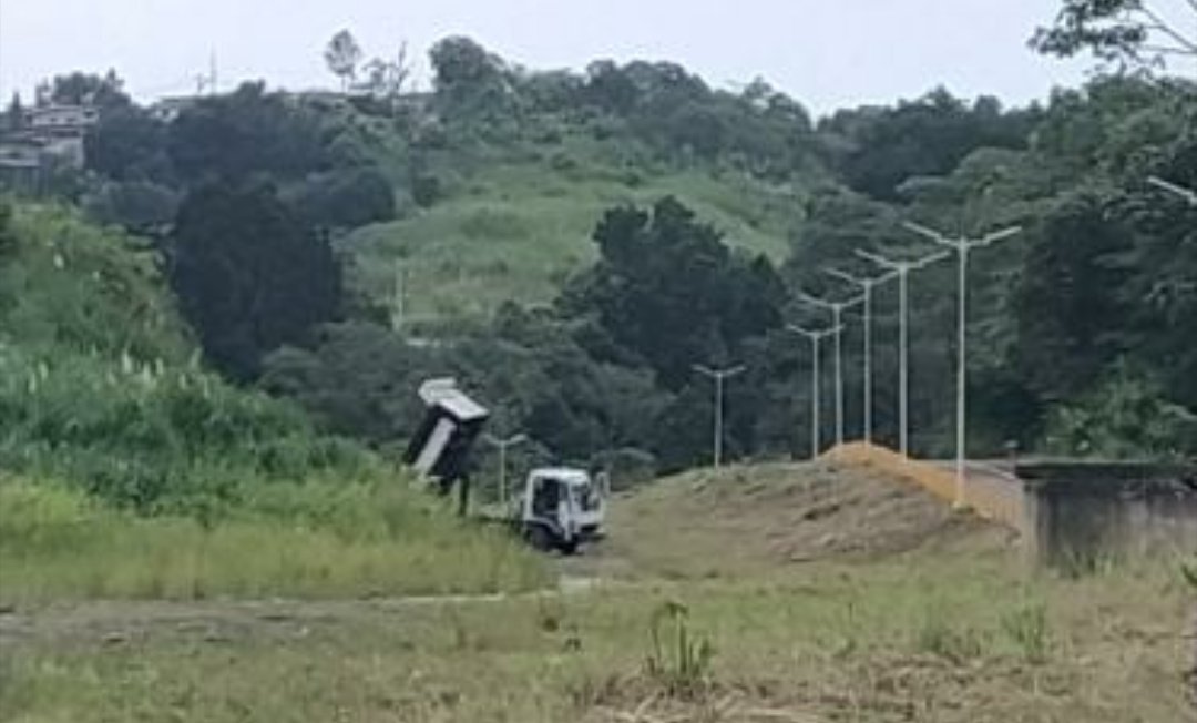 cintanortena's tweet photo. Conductores irresponsables están tirando con camiones todo tipo de basura en el área protegida Cinta Norteña, específicamente en el área del lago. Este tipo de acción es un delito ambiental en un área protegida. @311Panama CAC-2020-0566138 @ATTTPanama @MiAmbientePma @AAUD_Panama https://t.co/MH1LhcNjQR