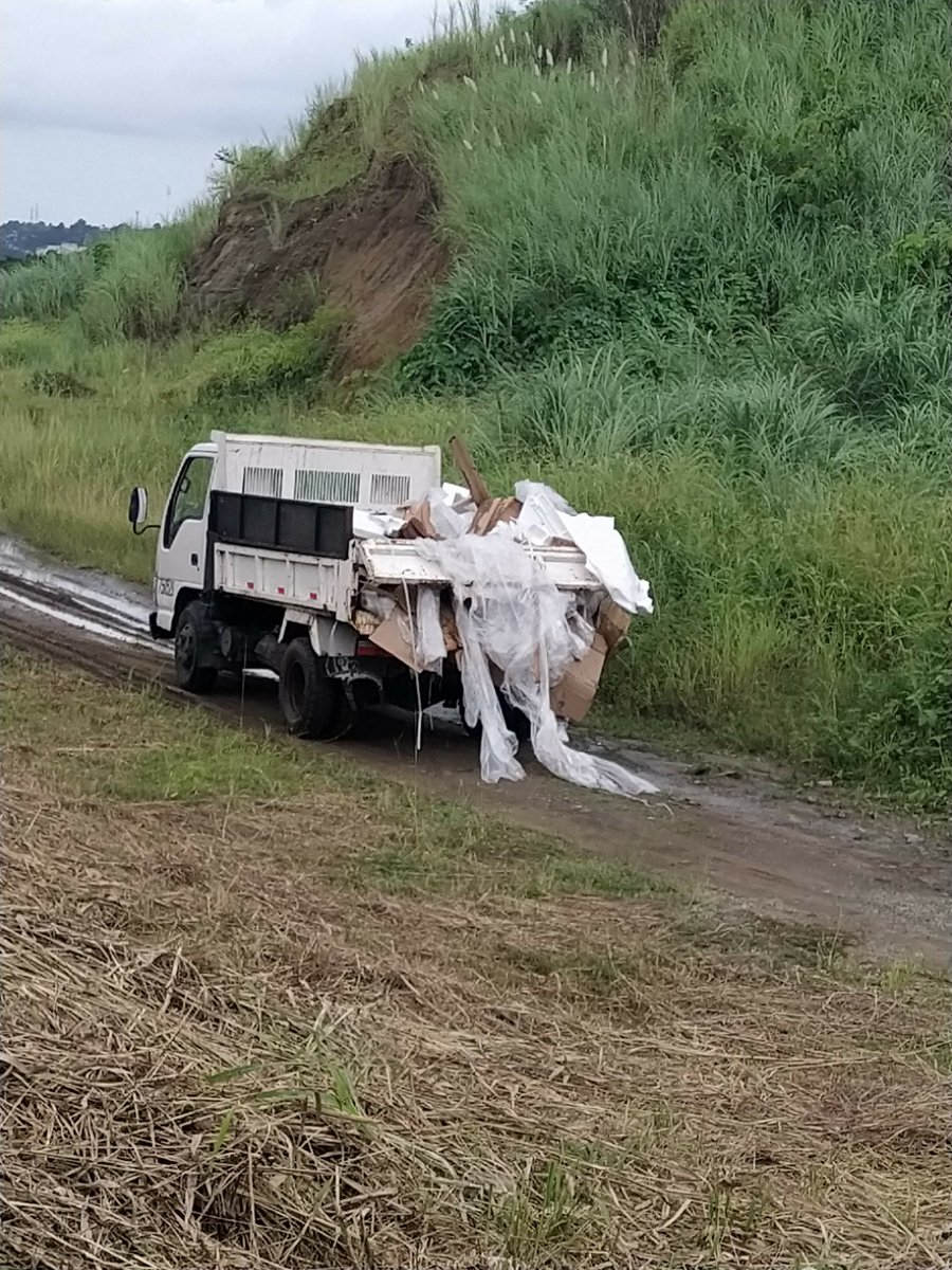 cintanortena's tweet photo. Conductores irresponsables están tirando con camiones todo tipo de basura en el área protegida Cinta Norteña, específicamente en el área del lago. Este tipo de acción es un delito ambiental en un área protegida. @311Panama CAC-2020-0566138 @ATTTPanama @MiAmbientePma @AAUD_Panama https://t.co/MH1LhcNjQR