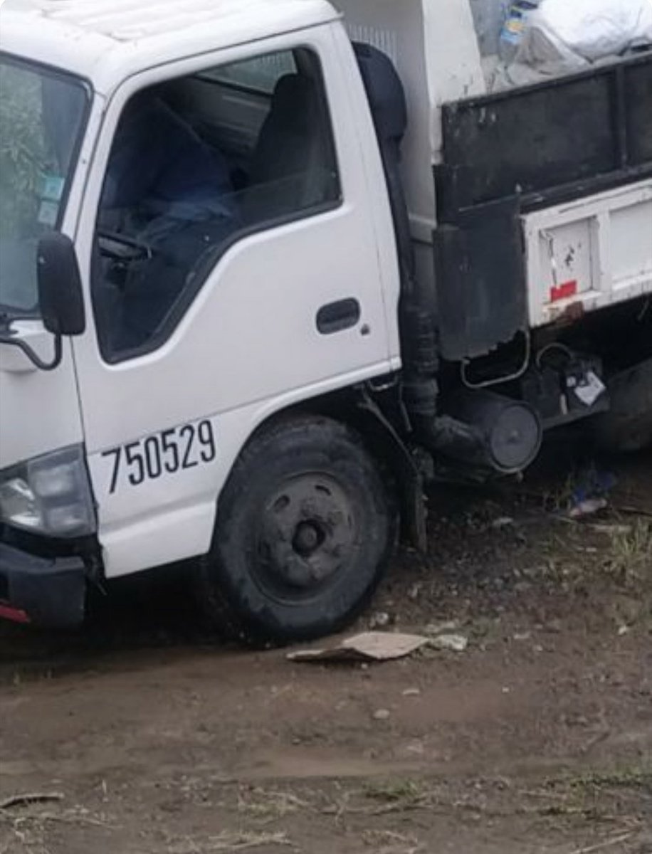 cintanortena's tweet photo. Conductores irresponsables están tirando con camiones todo tipo de basura en el área protegida Cinta Norteña, específicamente en el área del lago. Este tipo de acción es un delito ambiental en un área protegida. @311Panama CAC-2020-0566138 @ATTTPanama @MiAmbientePma @AAUD_Panama https://t.co/MH1LhcNjQR
