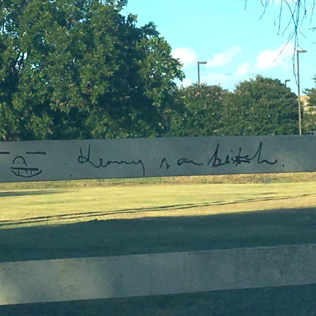 DosMasPorFavor's tweet photo. Why is kenny a bitch tho? #SMTX #DogParkDrama #TXST #EatEmUp #OurTexas https://t.co/xML1XO5001