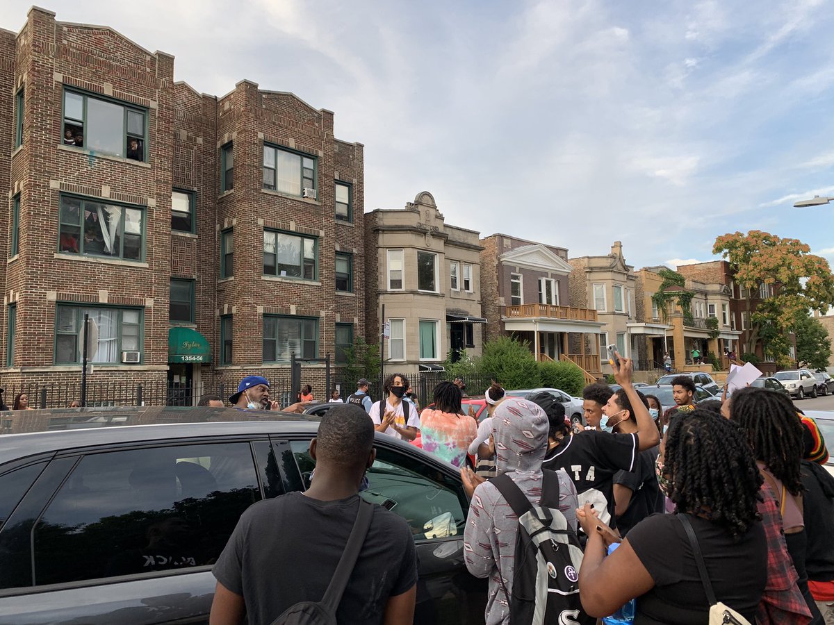 Protesters from earlier who asked people to leave, drove to 64/Loomis and honked and attempted to drive through the protesters, but they stopped the car and now standing and clapping in front of it.   #ChicagoProtests