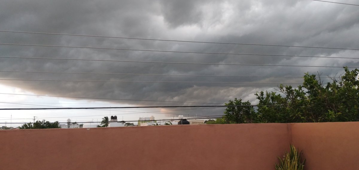 aurenet108's tweet photo. Impresionante formación de tormenta. Ojalá lloviera y se llevara todos los virus que nos afectan.  Saludos https://t.co/I8ulrpdAAD