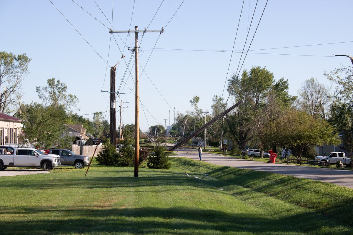 Lots of trees that fell on vehicles, some are completely smashed as this Ford, others I couldn& #39;t tell how significant the damage was. Blown out windows on homes and cars were common. Wooden powerlines were snapped in the high winds. A lot of roads are STILL impassable.