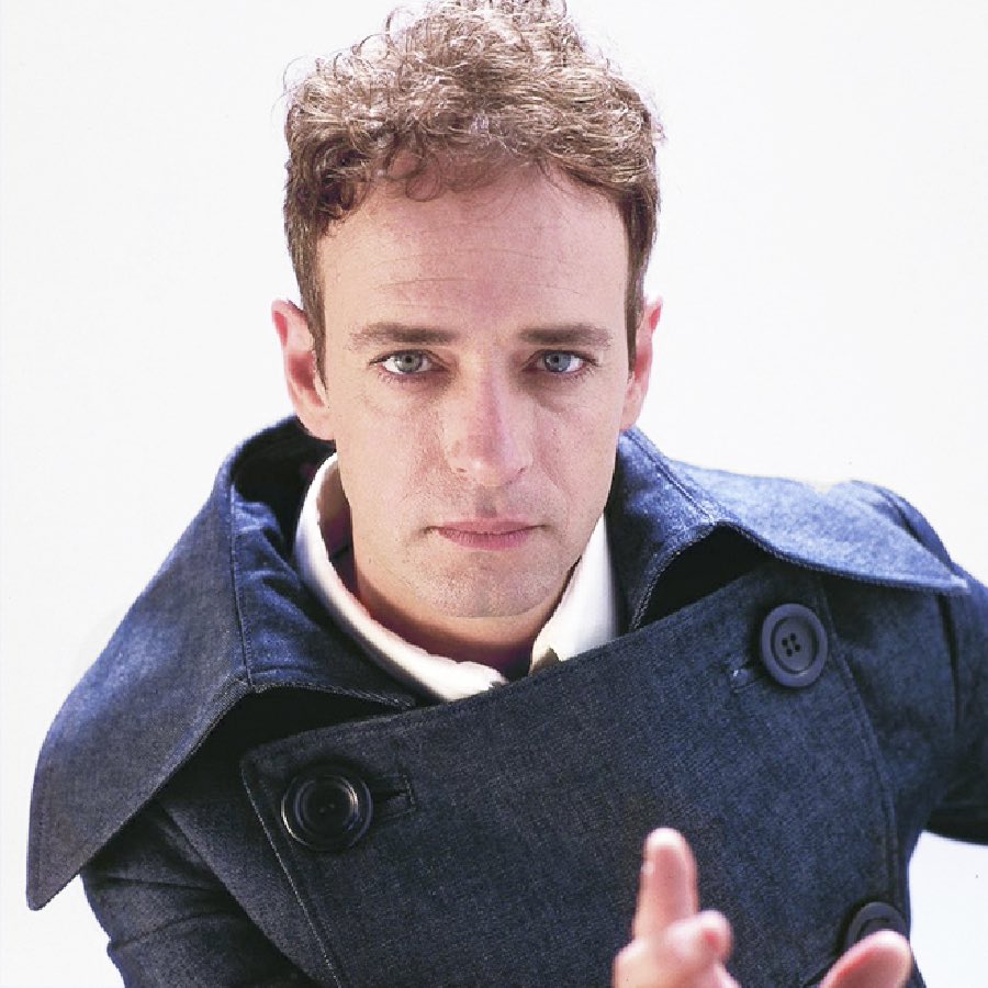 RAMIREZDENEGRO's tweet photo. Christian Dior una vez dijo "La única reina que vestí fue Eva Peron" y yo puedo decir que "El único príncipe que vestí fue GUSTAVO CERATI" 

Foto @_urkosuaya https://t.co/e4VUQNZLAj
