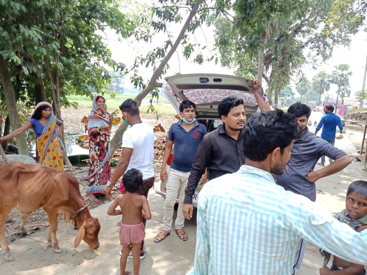 UtsangF's tweet photo. आज सिरहा पंचायत में बाढ़ से प्रभावित लोंगो के बीच खाद्य सामाग्री का वितरण किया गया। उत्संग फाउंडेशन के सदस्यों का बहुत बहुत धन्यवाद साथ ही ज��� लोग इस मुहिम में हमलोगों का साथ दे रहे है उनका भी बहुत बहुत धन्यवाद। https://t.co/LE9JgM5guS