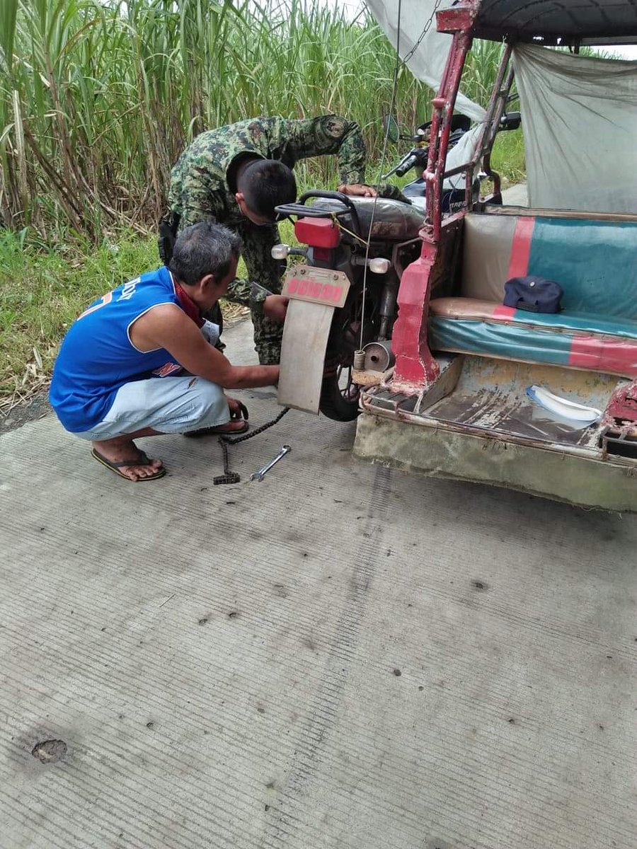 Duenas_MPS's tweet photo. PNP GOOD DEEDS
"PSSG Camisora, Personnel of this station shows his act of good heart by helping a Tricycle driver in troubleshooting the tire of his tricycle.
@pnp_region6
@ippoiloilopnp
#TeamPNP
#LetsgoIloilo
#StrongerPRO6
#Justbegoodatit https://t.co/iEH7esHKxJ