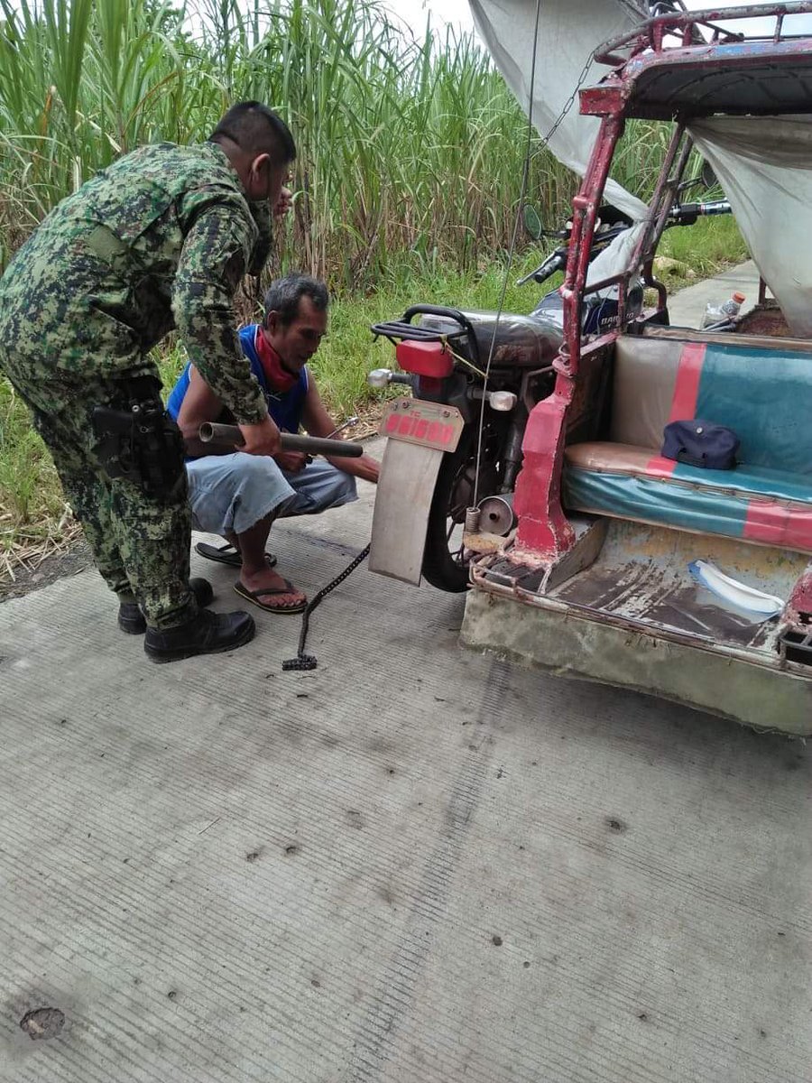 Duenas_MPS's tweet photo. PNP GOOD DEEDS
"PSSG Camisora, Personnel of this station shows his act of good heart by helping a Tricycle driver in troubleshooting the tire of his tricycle.
@pnp_region6
@ippoiloilopnp
#TeamPNP
#LetsgoIloilo
#StrongerPRO6
#Justbegoodatit https://t.co/iEH7esHKxJ