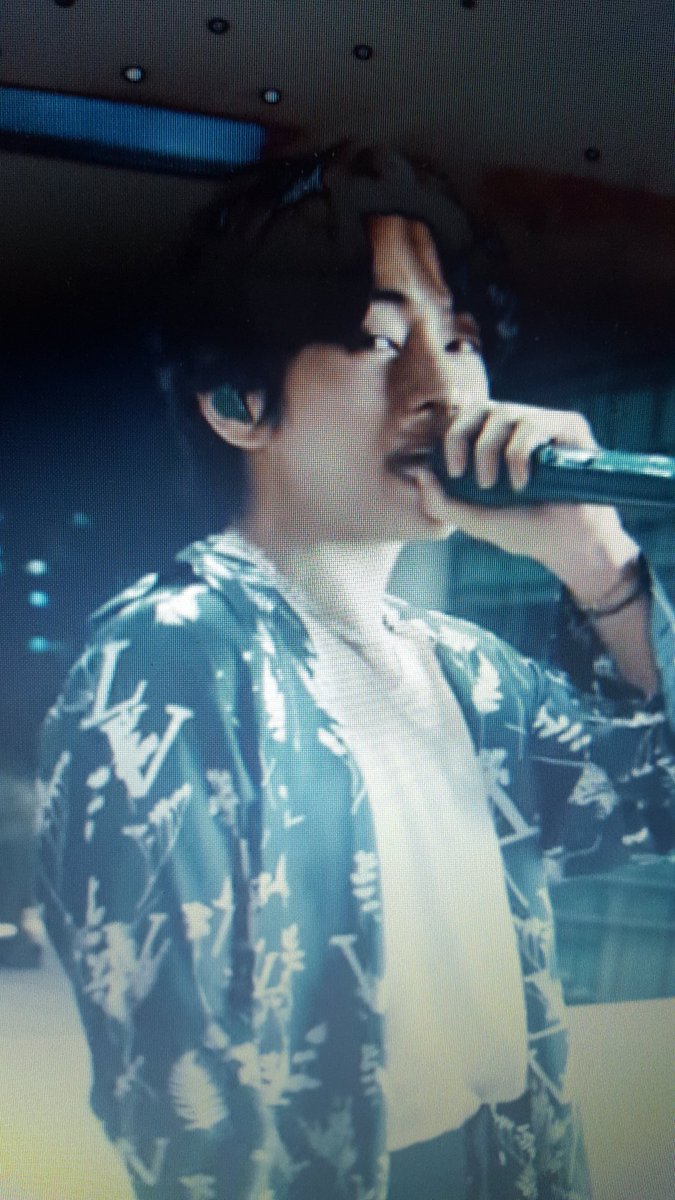 RachShell17's tweet photo. @BigHitEnt Suga is wearing the same shirt as V in the "dear call of 2020" performance. https://t.co/kdUKbVqRdI