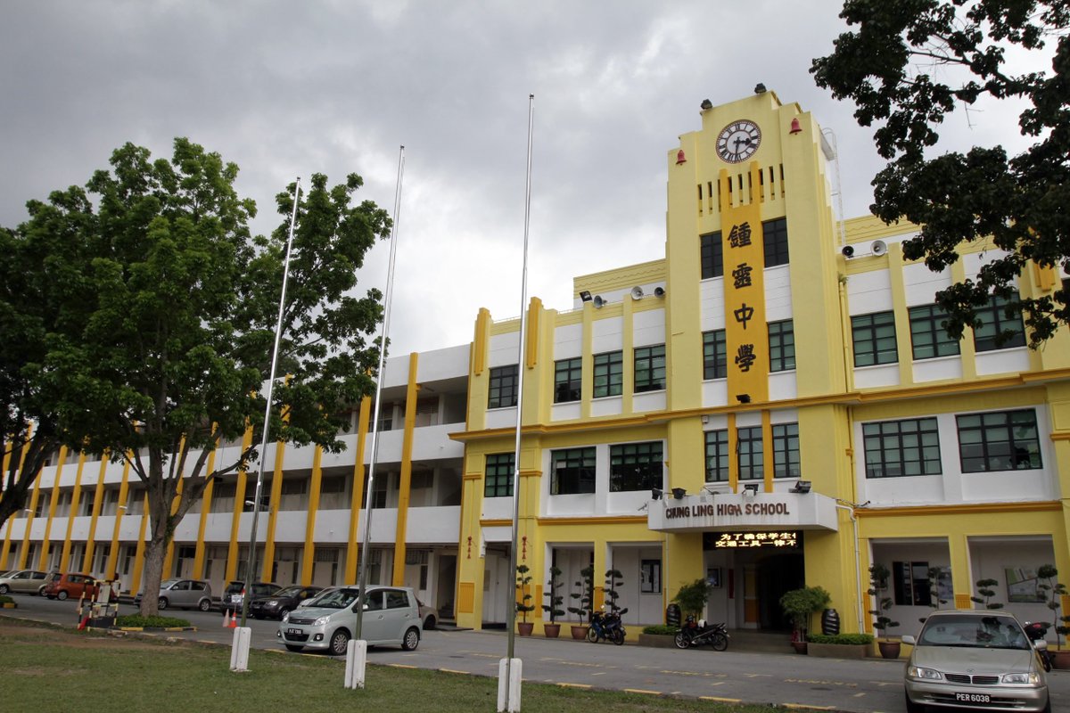 Another historical bg: There were (and are) Chinese vernacular and Chinese private schools operated by the ethnic Chinese of Malaysia, usually self-sufficient although the vernacular schools are government-owned (but not well-supported) 4/?