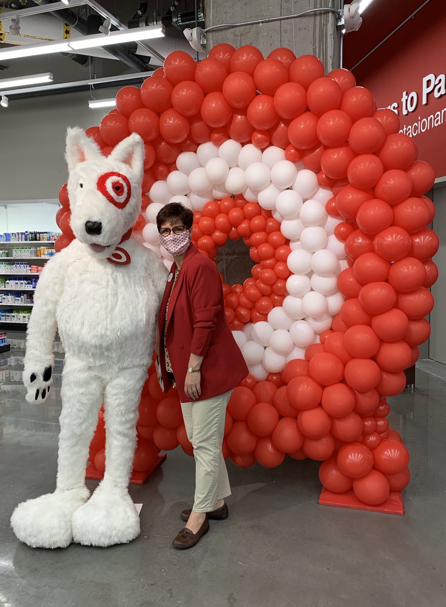 A new store in Ballston, VA! 🎉 The DMV just keeps on growing. 🙌🏻Congrats (and a major THANK YOU) to Gretchen and her entire team on this safe, beautiful, &amp; thoughtful store opening process! 👏🏻👏🏻👏🏻  #NewStore #DCGrowth Special shout out to the Store Opening pro <a href="/JRames13/">Jason Ramey</a> &amp; team!