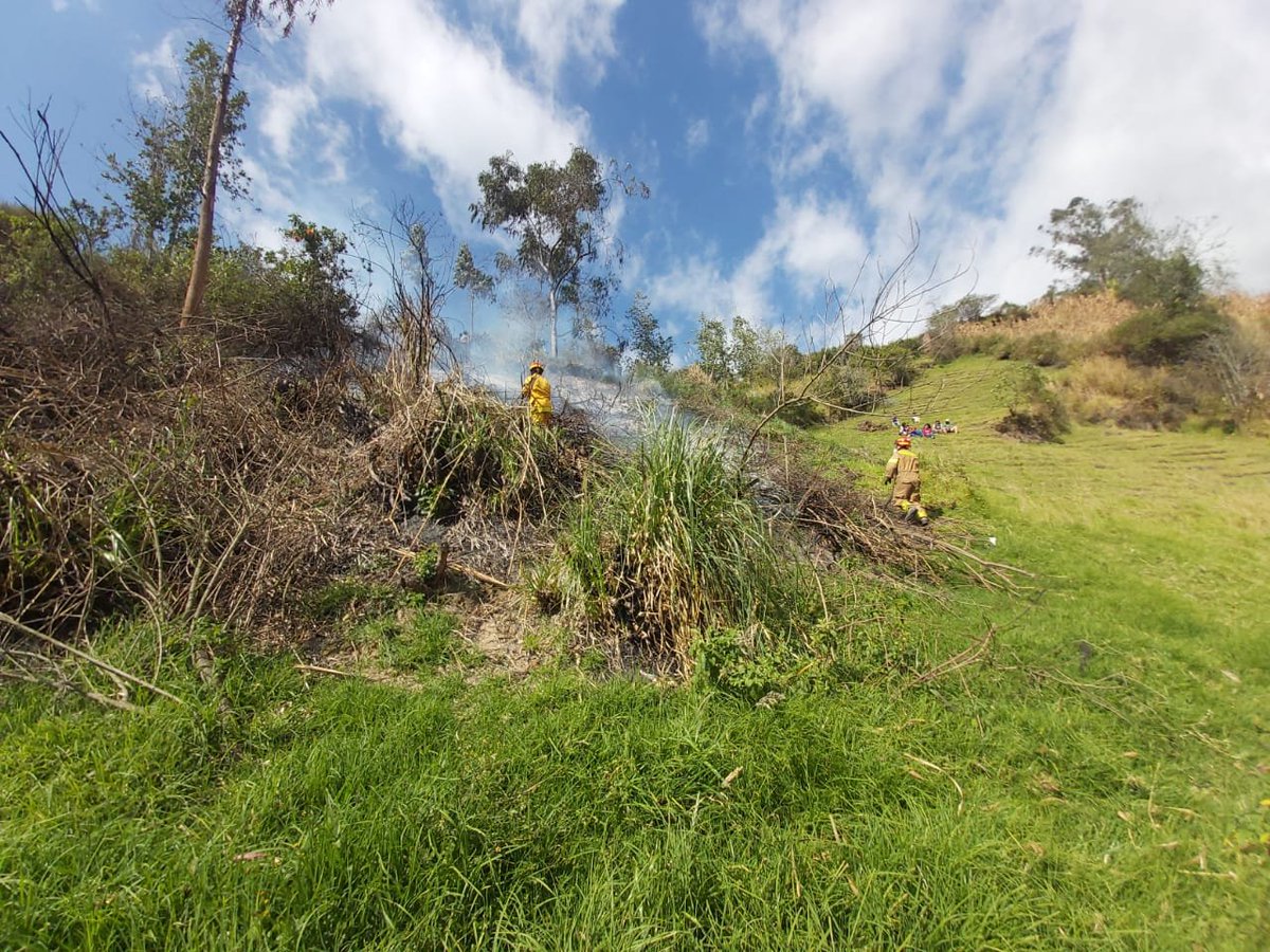 Se atiende emergencia de tipo incendio forestal en la parroquia de San Simón el área afectada es de aproximadamente 50 m.