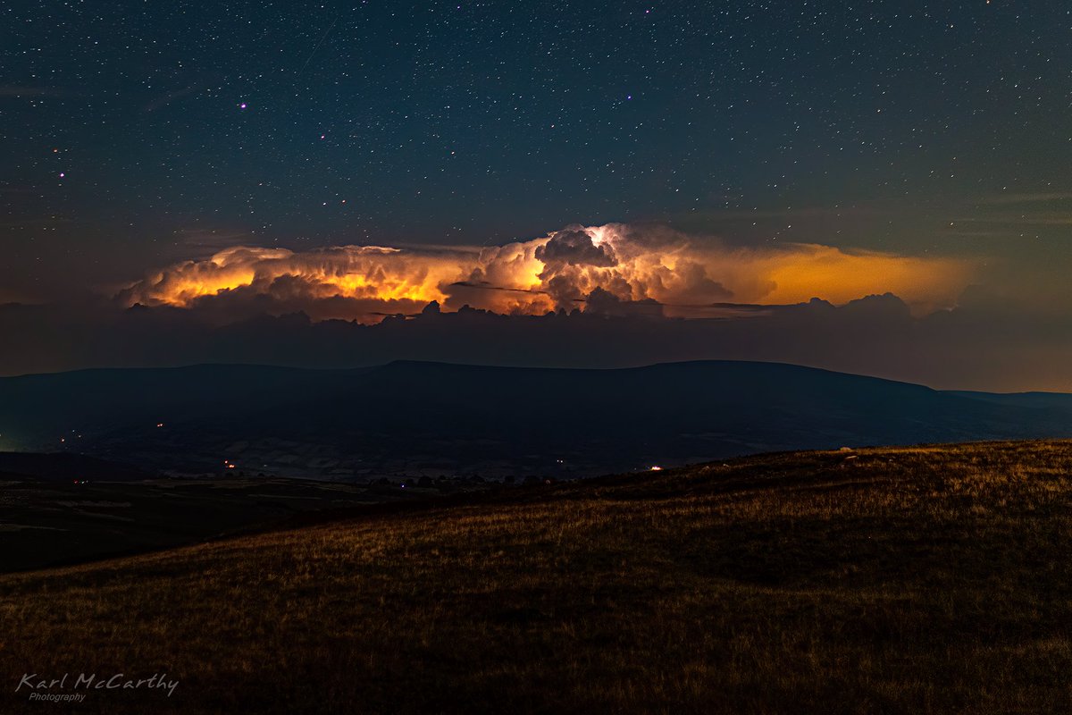 McCarthyKarl's tweet image. Amazing night watching the storm over the Midlands from South Wales. @StormHour @ItsYourWales @DerekTheWeather @Ruth_ITV @metoffice @BBCEarth @WalesOnline #storm #lightning