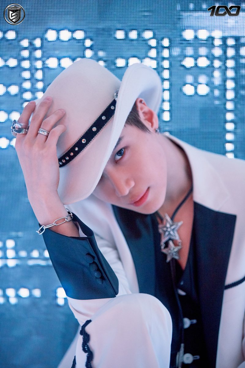 mworki_melon's tweet photo. this piece of fine art is being sleeped on? i mean come on, he's looking fine as fuck what are you doing? kNEEL DOWN

#SuperM 
#WeGo100
#TAEMIN https://t.co/Q7uIfDOdgv