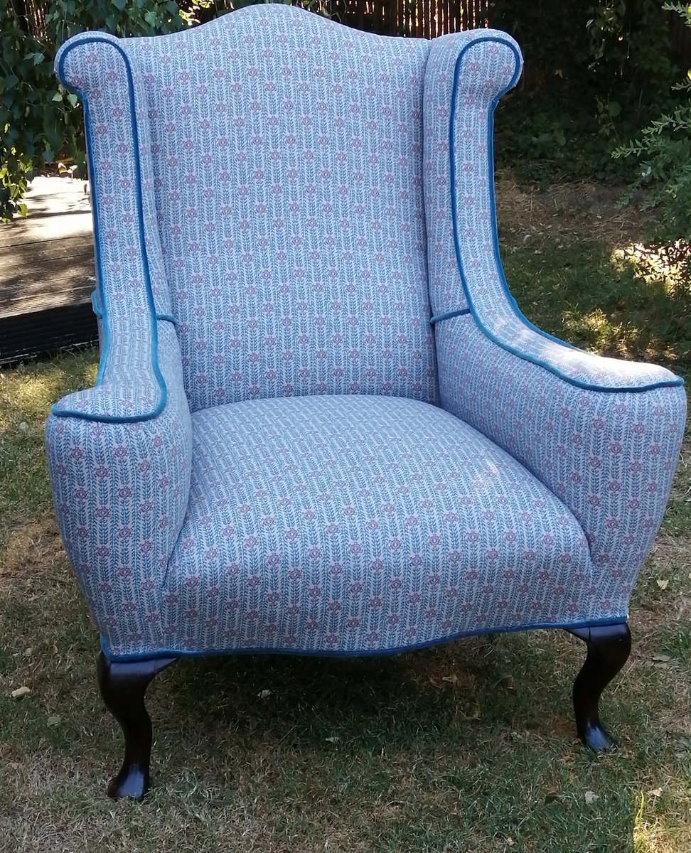 Ankara in Hickory from our fabric collection on this gorgeous chair with some luxurious velvet piping. 

Photographs: Owner's own and Amanda Neat from @amandasupholstery

#upholsteredchair #fabric #occasionalseating #bedroomchair #stunning #style #ankara