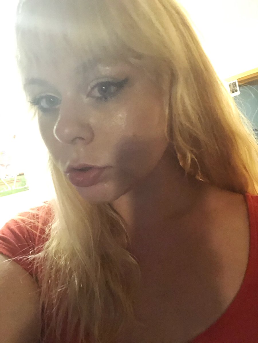 AshleeRaindrop's tweet photo. I gave myself bangs lol #bootyandbangs https://t.co/UgJk4SgSdv