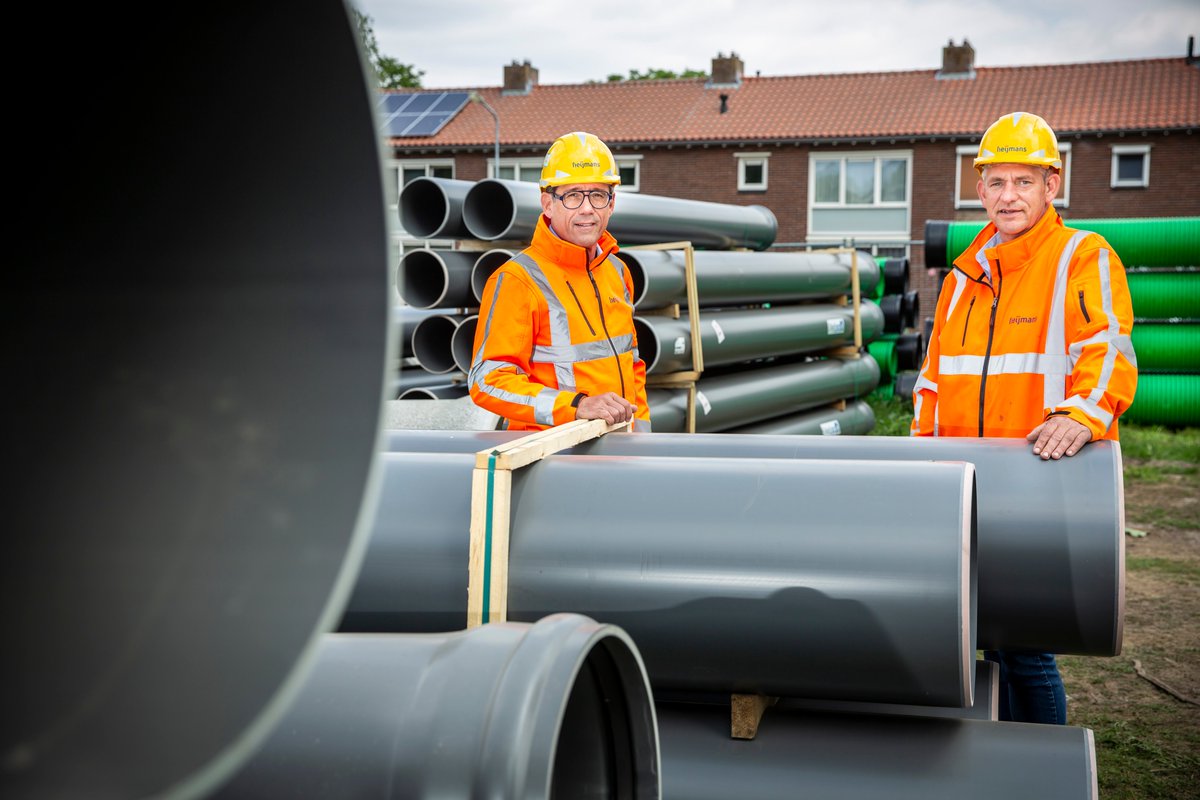 heijmansnl's tweet image. "Als we het nou eens anders aanpakken?" Die vraag, getriggerd door 'beroepsverbeteraar' Roel Linders, zorgde ervoor dat de collega's die in Weert met het rioolsysteem bezig zijn, veiliger, fijner en efficiënter werken. Een kijkje op de bouwplaats bit.ly/Heijmans_Verbe…