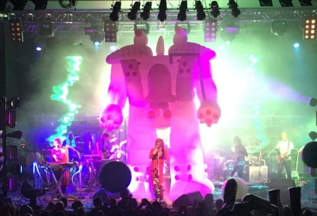 EmT6y70r's tweet image. 3 years ago when my boyfriend put the @theflaminglips on at #birminghamo2. Thinking now of everyone who works in the industry and hoping we can pull through. #SaveLiveMusic