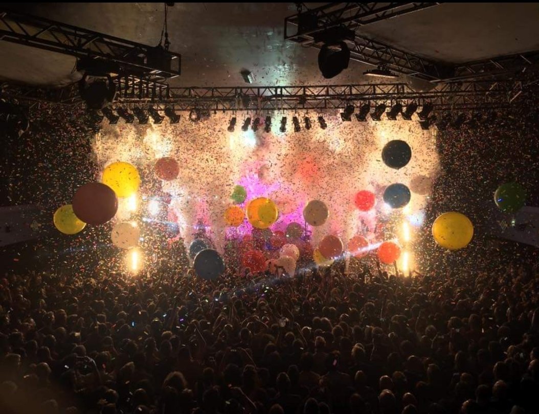 EmT6y70r's tweet image. 3 years ago when my boyfriend put the @theflaminglips on at #birminghamo2. Thinking now of everyone who works in the industry and hoping we can pull through. #SaveLiveMusic