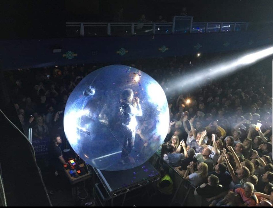 EmT6y70r's tweet image. 3 years ago when my boyfriend put the @theflaminglips on at #birminghamo2. Thinking now of everyone who works in the industry and hoping we can pull through. #SaveLiveMusic