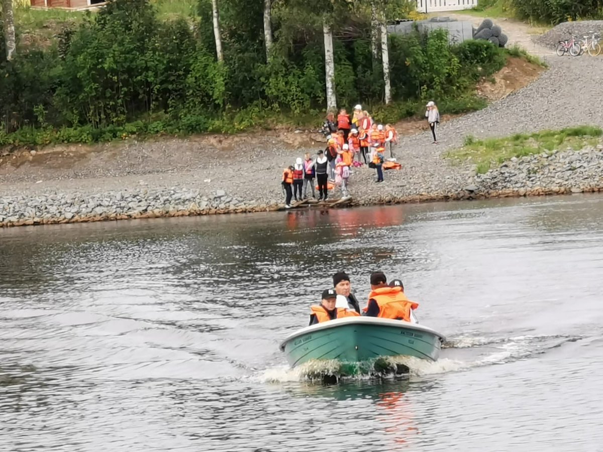 HannuKaisto's tweet image. Koulu alkoi Jakkukylässäkin tänään. Jakun koulun oppilaat siirtyvät turvallisesti joen eteläpuolelta pohjoispuolella olevalle koululle vielä kouluveneellä, koska #riippusilta ei ole valmis.
#jakkukylä #iinkunta #kouluvene Jakkukyla.fi