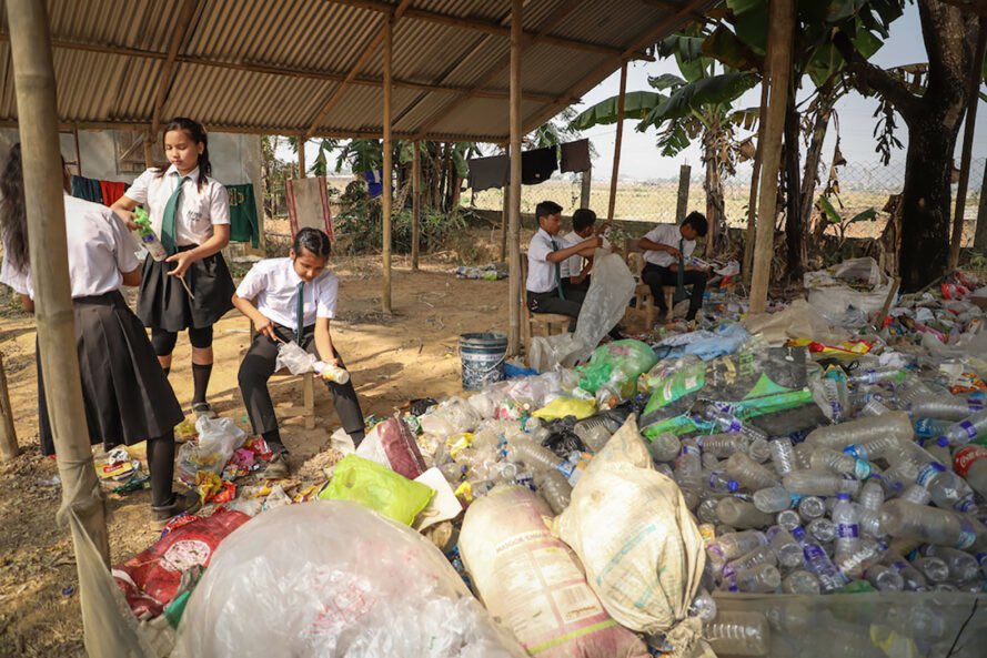 There’s a school in a small village called Pamohi in Assam where students turn up not with bags full of books, but full of plastic waste!Why plastic waste?That’s how they pay their fees to the school!Here’s a  on the inspiring story of the  @AksharForum school