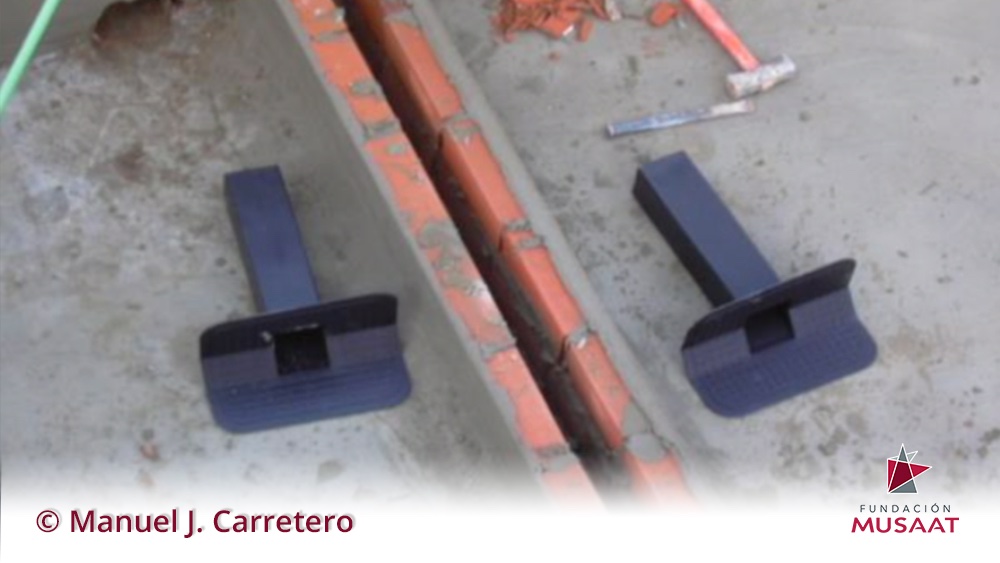 "Separa en cubierta tus paños,
las juntas evitarán muchos daños"
#refranesconstrucción