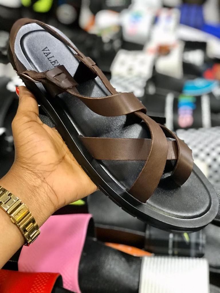 Ericknyari3's tweet photo. SANDALS AVAILABLE #brandValentino
#Size39 - 44. 

Contact: #0656260093 (WhatsApp, Call)
BEI NI TSH 45,000/= TU.

We Do delivery countrywide.

#TwitterGulio 
#Nipedili
Kindly help Me to Rt.
@GillsaInt @Nipedili @stevpm @fredkrypton @MarekaMalili @LusakoWaKwanza @Allan_Lucky https://t.co/iOEZhCDJ29