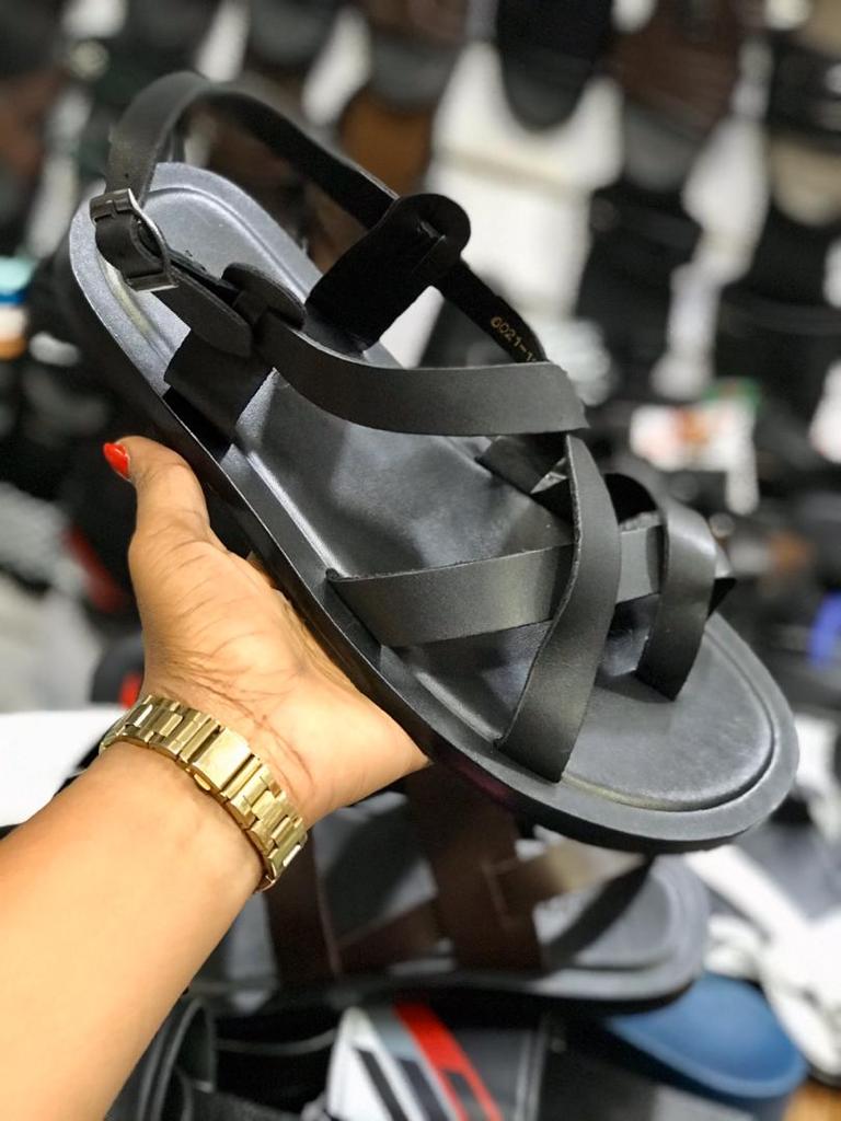 Ericknyari3's tweet photo. SANDALS AVAILABLE #brandValentino
#Size39 - 44. 

Contact: #0656260093 (WhatsApp, Call)
BEI NI TSH 45,000/= TU.

We Do delivery countrywide.

#TwitterGulio 
#Nipedili
Kindly help Me to Rt.
@GillsaInt @Nipedili @stevpm @fredkrypton @MarekaMalili @LusakoWaKwanza @Allan_Lucky https://t.co/iOEZhCDJ29