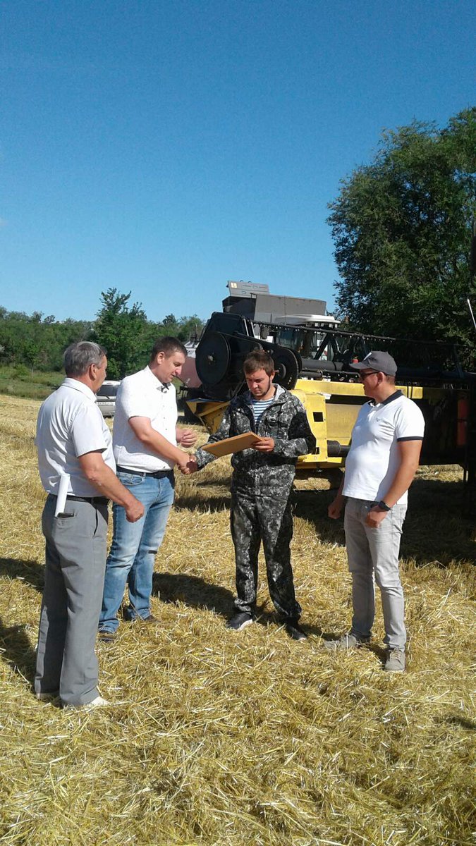 Продолжаем награждение лучших механизаторов по готовности техники к проведению ТО, в рамках готовности  к уборочной кампании в МО Ульяновский район лучший механизатор Агро фирмы Айнетдинов, Захаров Андрей Александрович.