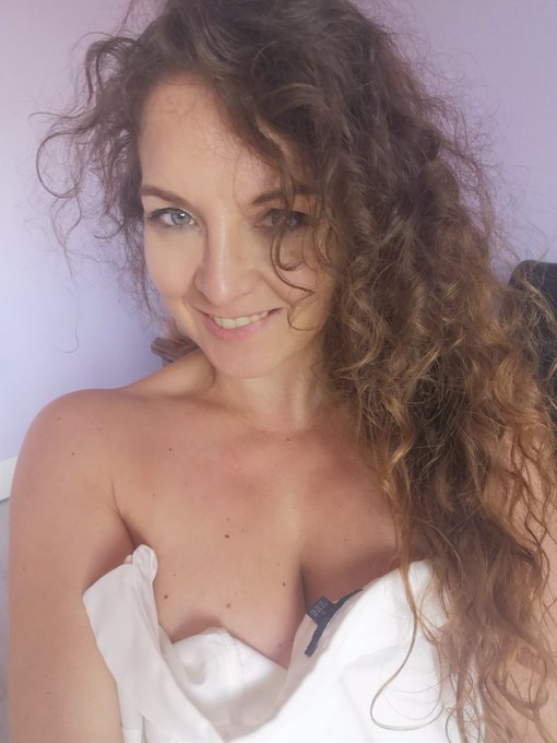 Toutes mes photos et vid&eacute;os sur mon site 💋 https://t.co/kwro8cUdmJ