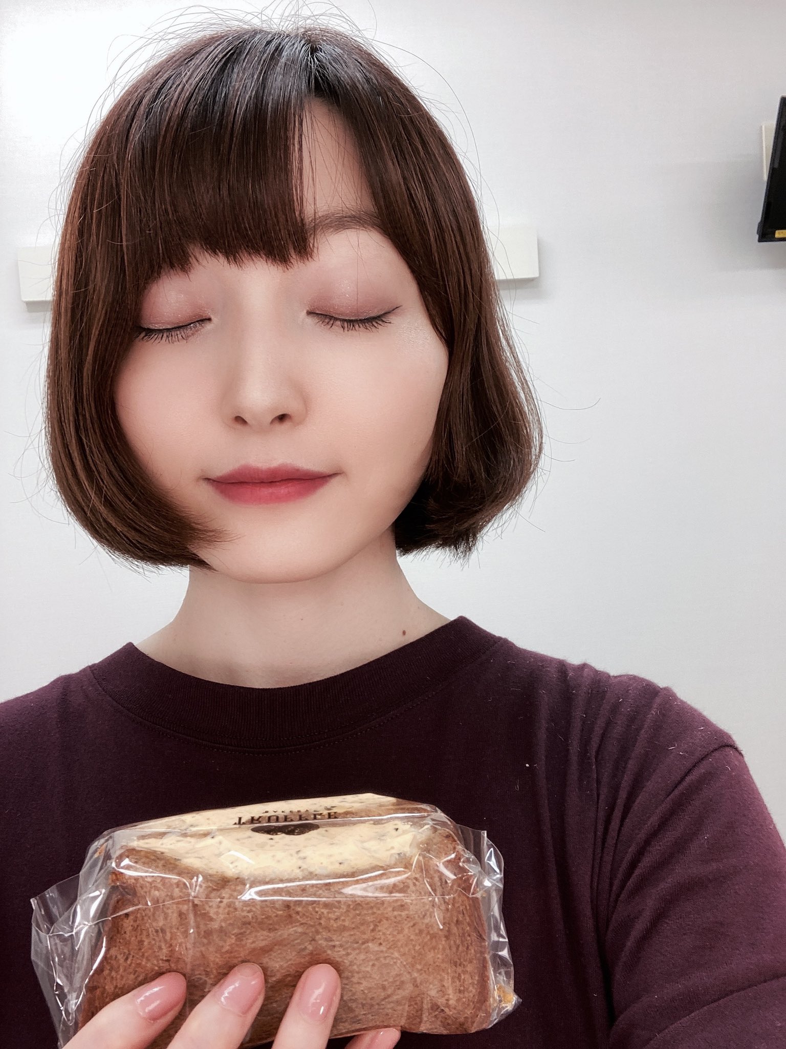 花澤香菜 浦井さんにパン吸いを知られてしまったので 劇場でも堂々と吸おうと思う 今日は私と斉藤さんの初日 来てくださる方 本当に本当にありがとうございます 暑いのでお気をつけて 楽しみです T Co Ss5pi45flb