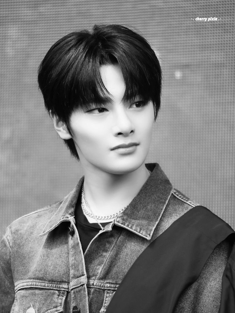 Jeongin as Amita-managed to stay calm under pressure-the “i got this hyungs” attitude