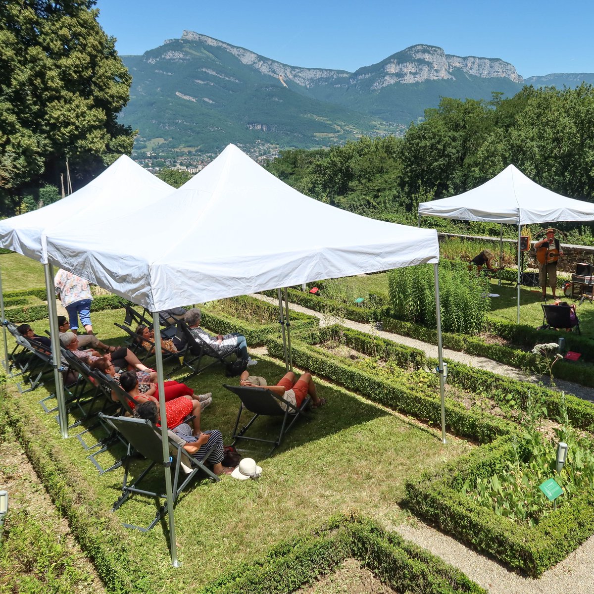 VilledeChambery's tweet photo. ☁  Demain midi, c'est #rêverie !  ☁ | Rendez-vous à 13h dans les jardins de Jean-Jacques Rousseau, aux #Charmettes pour une sieste musicale et bucolique. 📃 Au programme :  Découvrez Delphine Lebaud et son #violoncelle 🎻 https://t.co/Akkghl44no