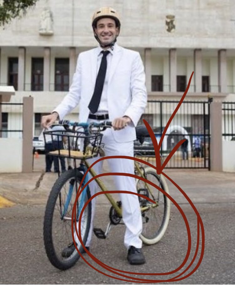 EuricSanti's tweet photo. Cuando es Mario Sosa: 
“Wow humilde el regidor, llegó en bicicleta y muy normal; mira sus tennis que cómodos”. 

Cuando es Bolívar Valera: 
“Que irresponsable, disque en tenis a una toma de posesión, no puede negar”

E’ que somo’ hipócrita un rato señore... https://t.co/xLlFOQgxfE