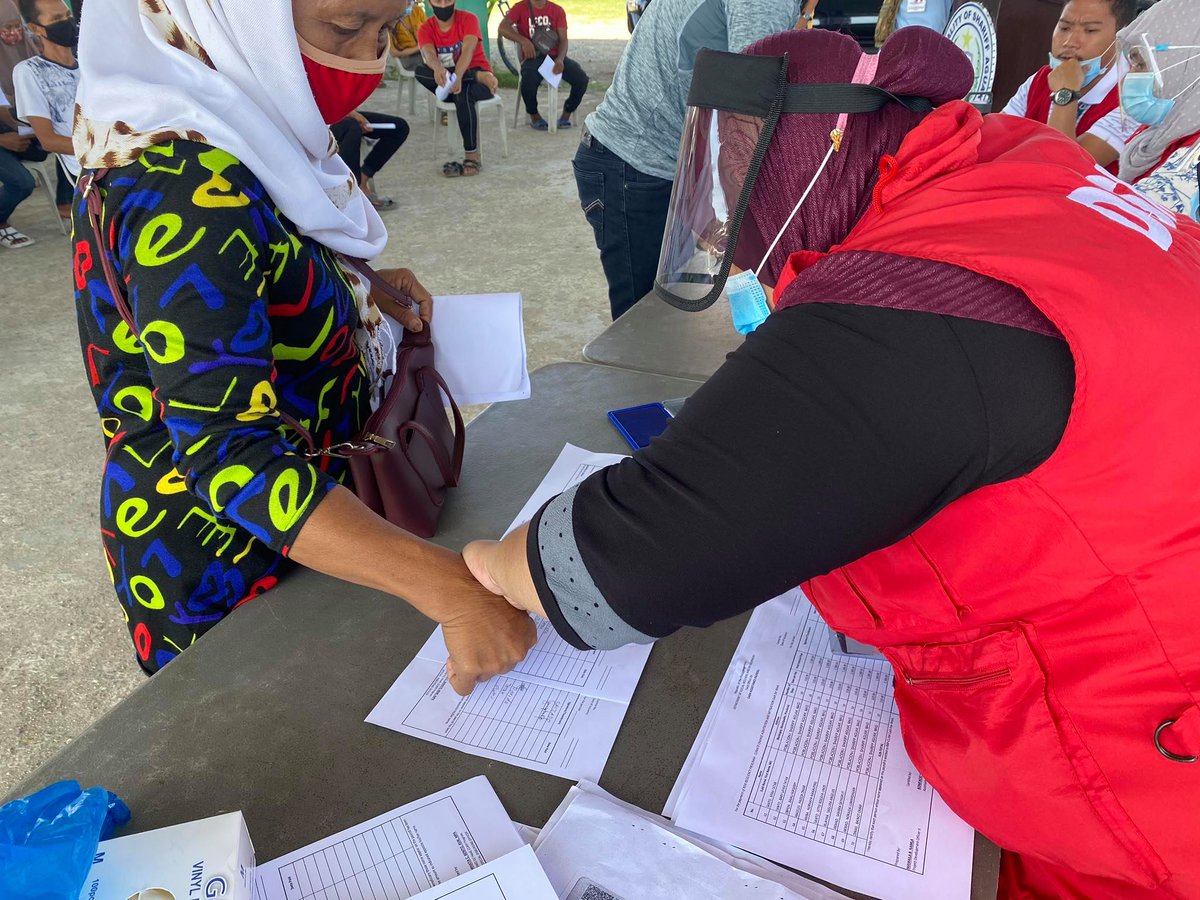 DSWDXIISOX's tweet photo. TINGNAN:  Nagpapatuloy ang isinasagawang payouts ng  DSWD FO XII hinggil sa mga residenteng kabilang sa cash-for-work ng programang naglalayong maprotektahan ang mga kumunidad mula sa mga posibleng tatamang kalamidad. @dswdserves https://t.co/fz1AHkm6A7