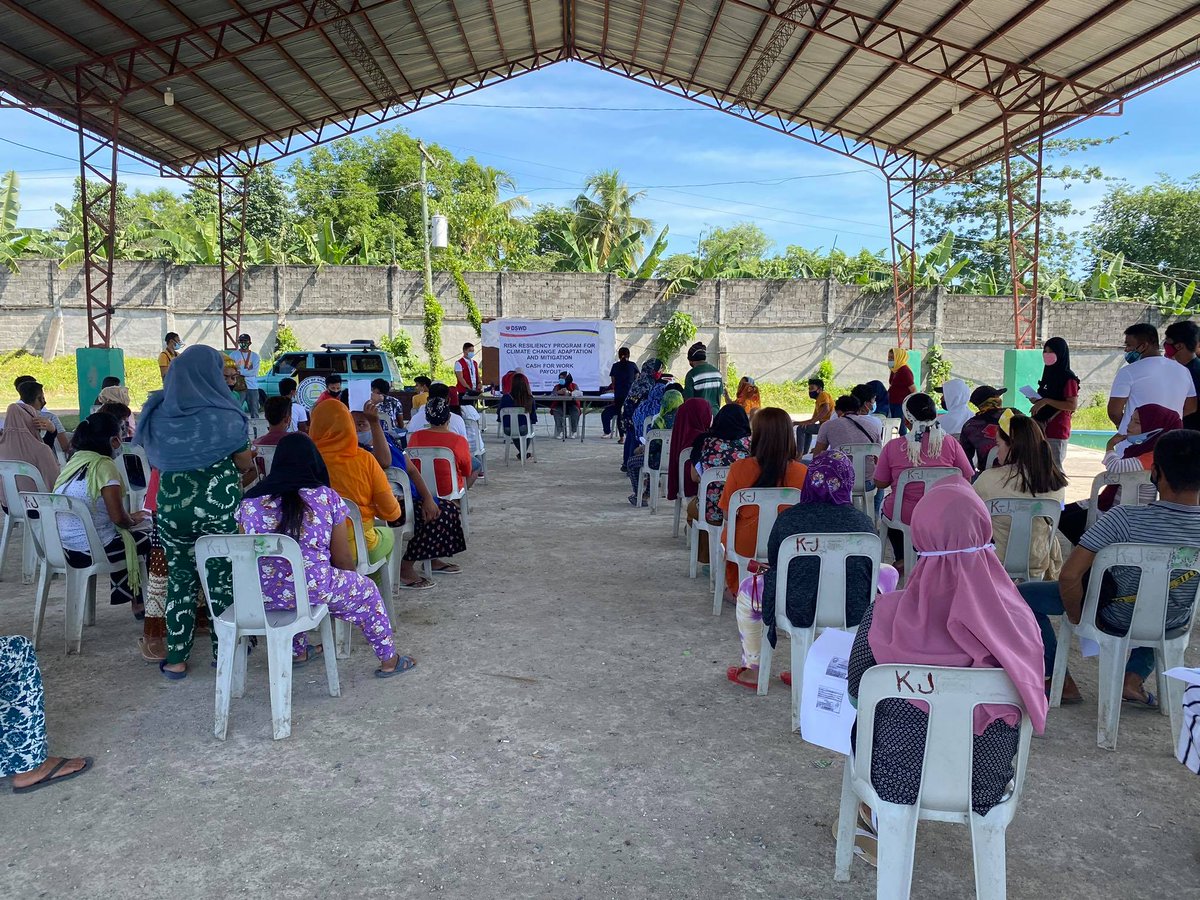 DSWDXIISOX's tweet photo. TINGNAN:  Nagpapatuloy ang isinasagawang payouts ng  DSWD FO XII hinggil sa mga residenteng kabilang sa cash-for-work ng programang naglalayong maprotektahan ang mga kumunidad mula sa mga posibleng tatamang kalamidad. @dswdserves https://t.co/fz1AHkm6A7