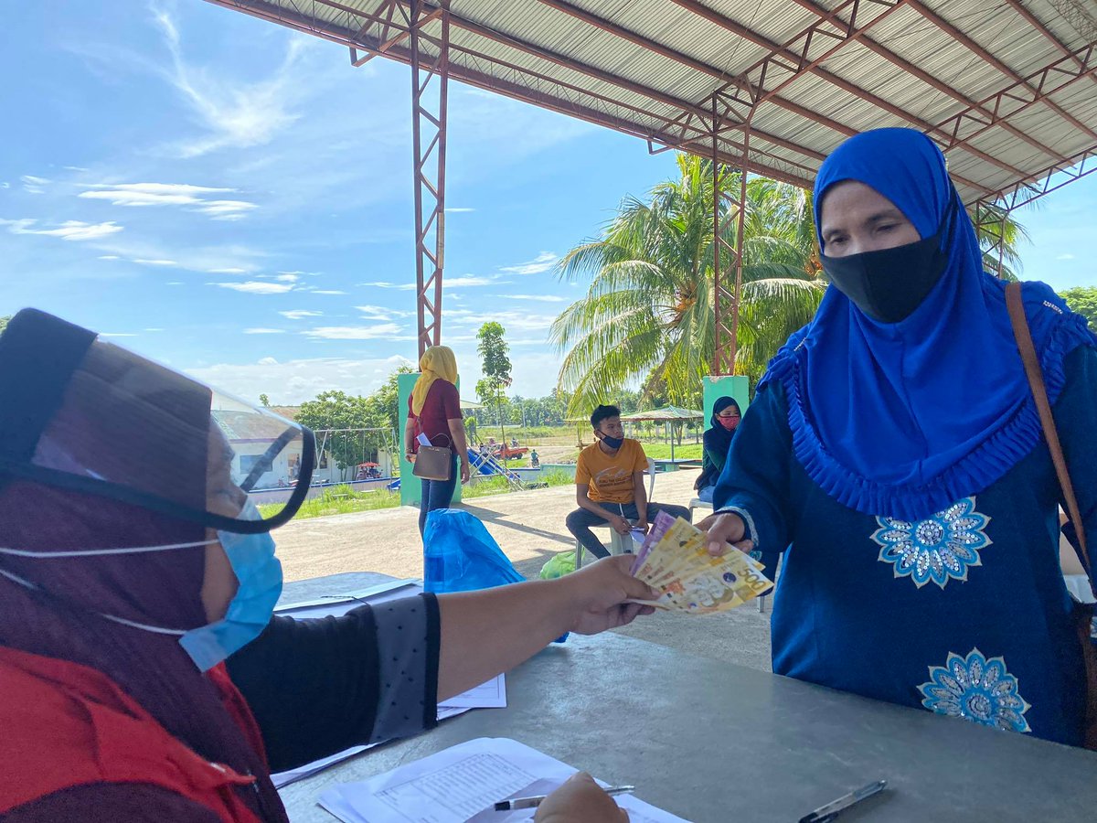 DSWDXIISOX's tweet photo. TINGNAN:  Nagpapatuloy ang isinasagawang payouts ng  DSWD FO XII hinggil sa mga residenteng kabilang sa cash-for-work ng programang naglalayong maprotektahan ang mga kumunidad mula sa mga posibleng tatamang kalamidad. @dswdserves https://t.co/fz1AHkm6A7
