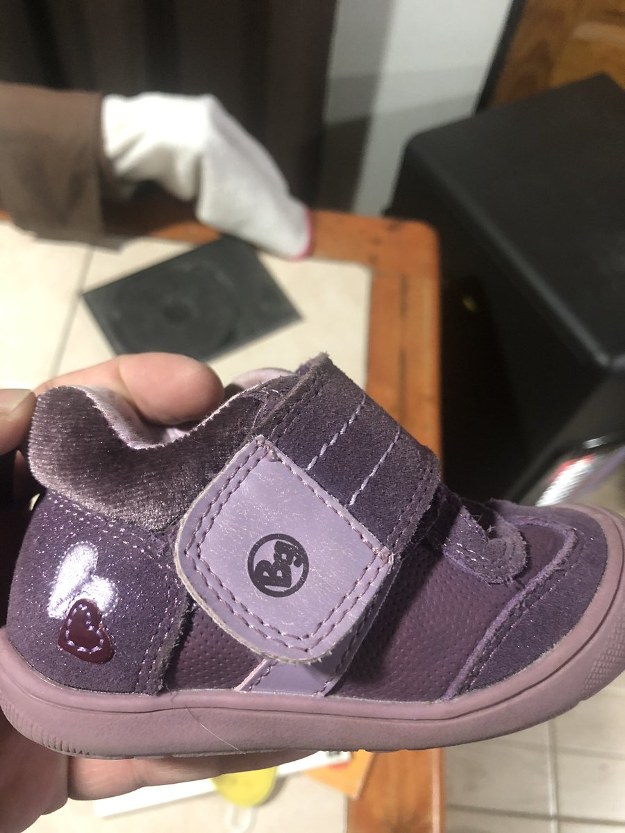 seba160884's tweet photo. Pésima calidad de zapatillas, teniendo 2 meses de la compra, con muy poco uso, se les crearon hongos en su interior si estar expuestas a humedad @BbgChile https://t.co/UcLx0Ppm3k